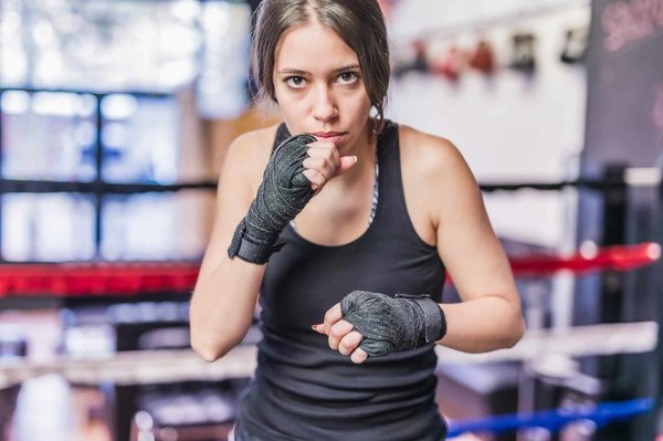 Quels mouvements d'aéroboxe sont les plus bénéfiques pour l'endurance cardiovasculaire des amateurs de fitness?